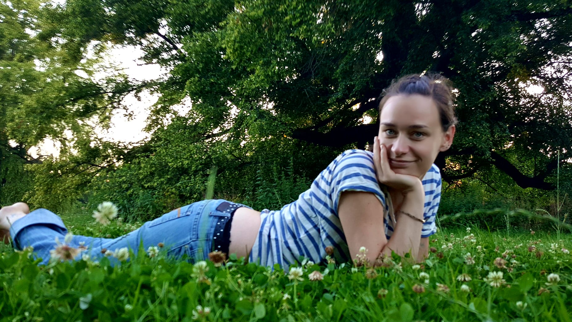 Stefanie Odebrecht liegt entspannt im Gras und genießt einen Moment der Achtsamkeit