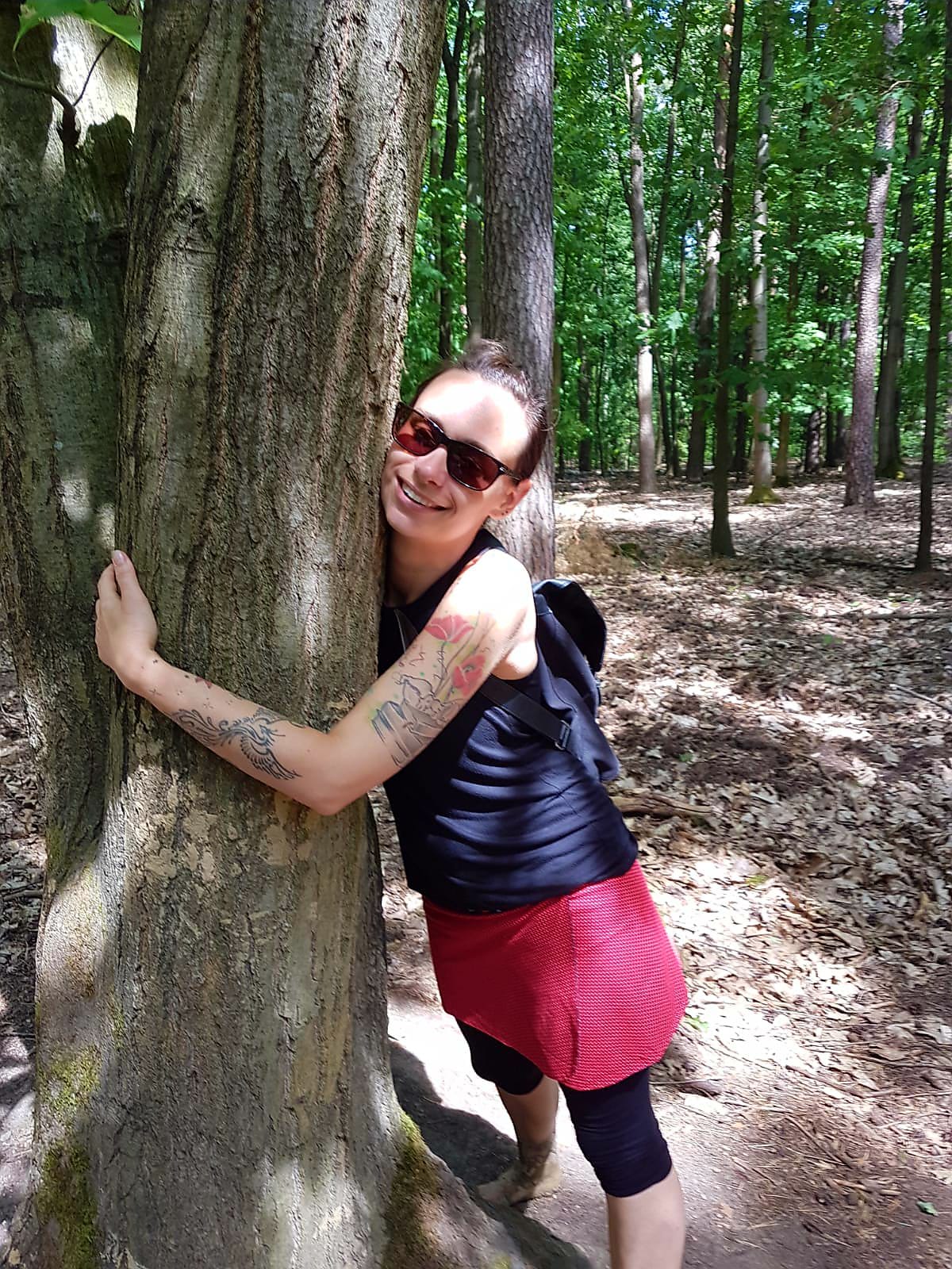 Mein Weg zu Hatha Yoga und Meditation online. Steffi umarmt einen Baum und lächelt.