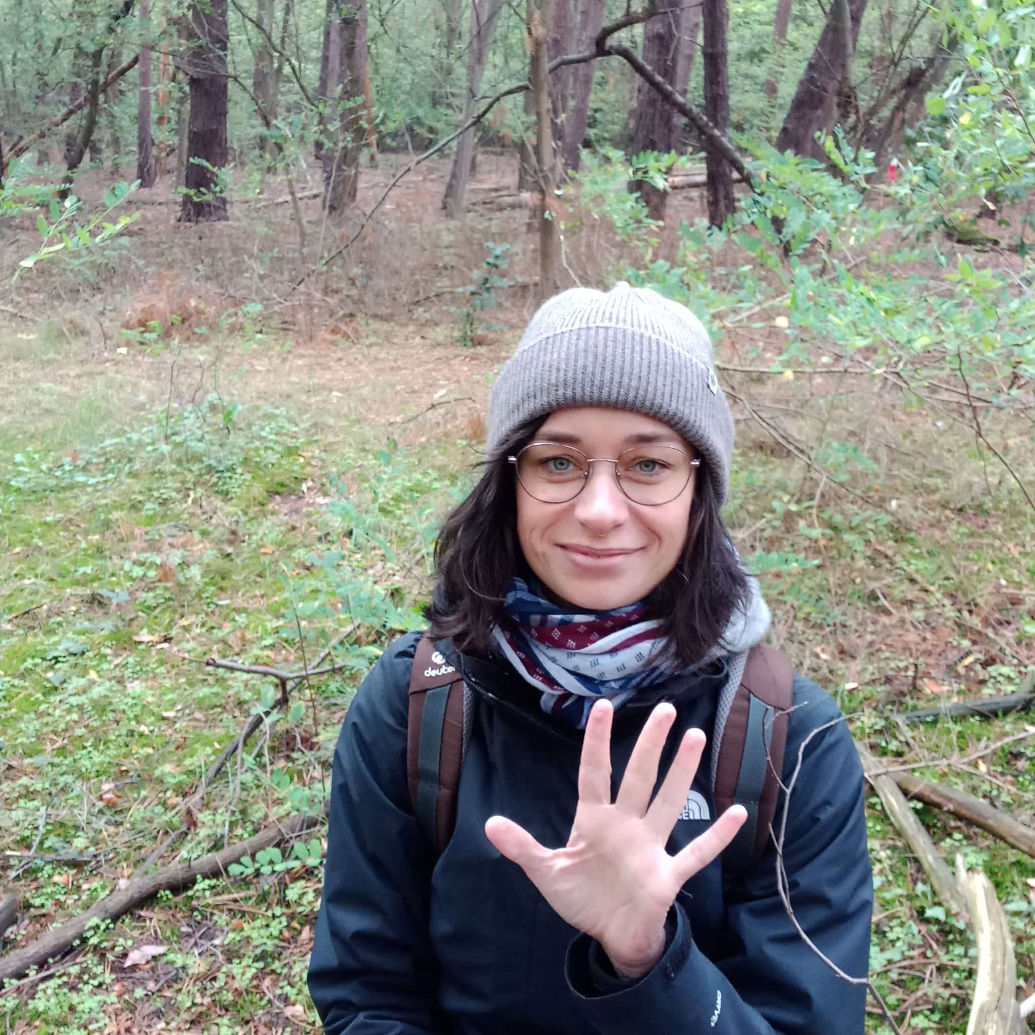 Stefanie Odebrecht lächelt freundlich. Sie ist die Lehrerin für Hatha Yoga online.