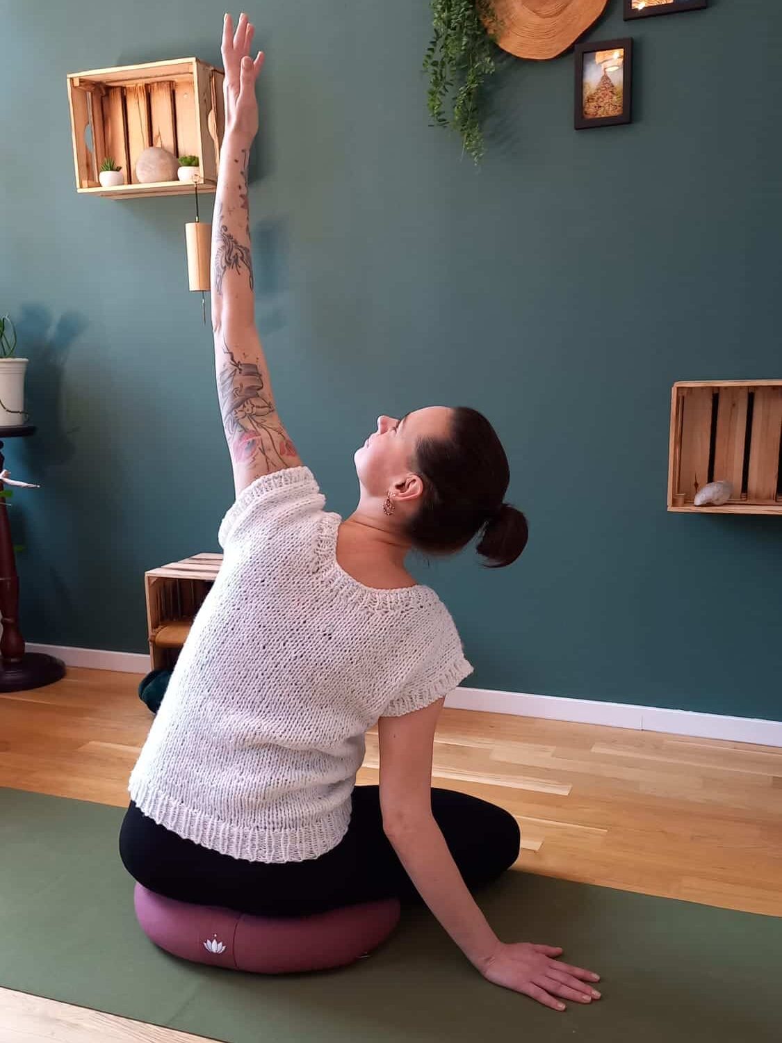 Stefanie Odebrecht in einer Hatha-Yoga-Haltung